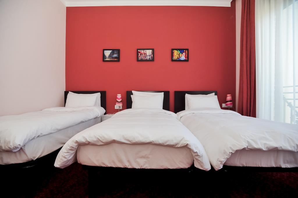 ホテル ピアッツァ フォー カラーズ バトゥーミ 部屋 写真